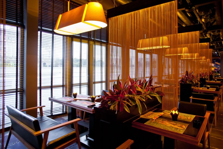 Ресторан с большими окнами