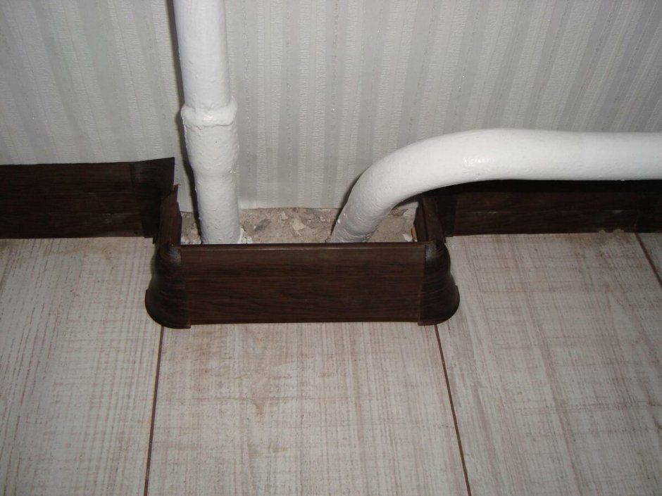 Плинтус около трубы отопления