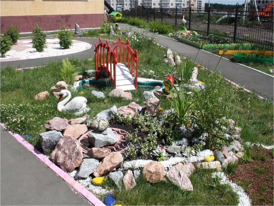 Клумбы возле детского сада