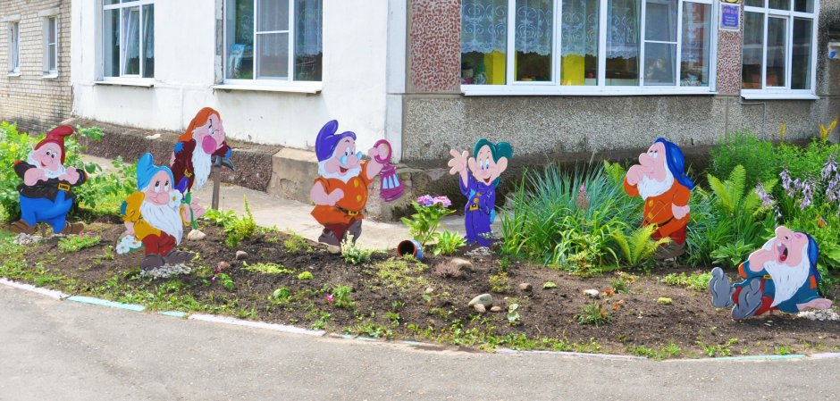 Украшение клумбы в детском саду