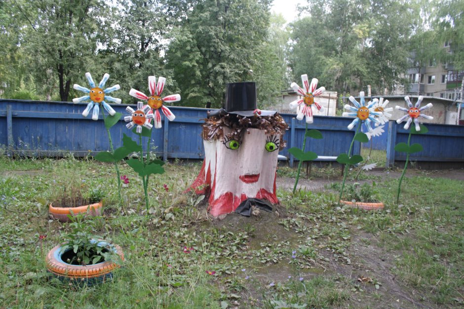 Клумбы из камней в детском саду