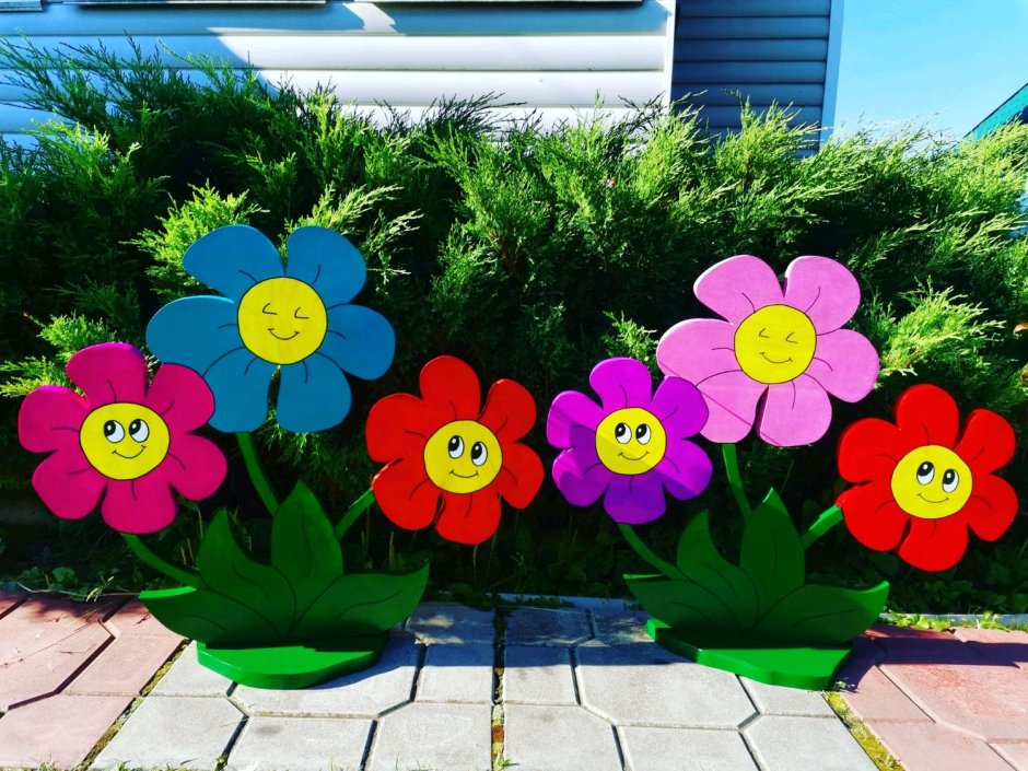 Клумбы на участке детского сада