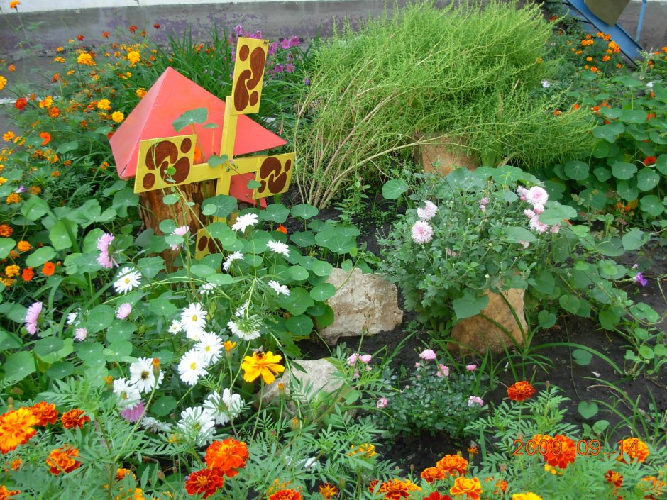 Солнечные часы на участке детского сада