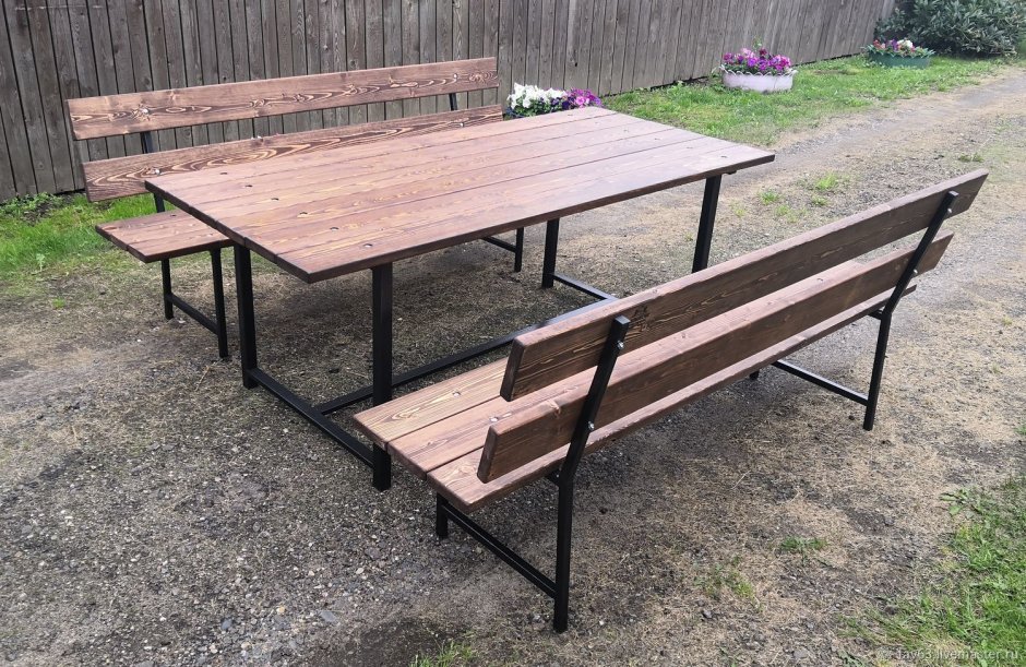 Стол с двумя лавками