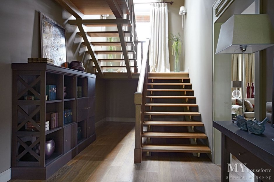 Кладовка под лестницей с площадкой