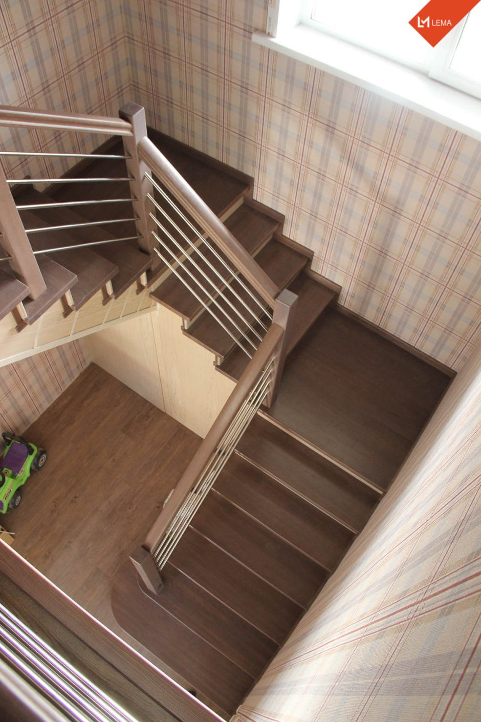 Лестница с забежными ступенями на 180 на второй этаж
