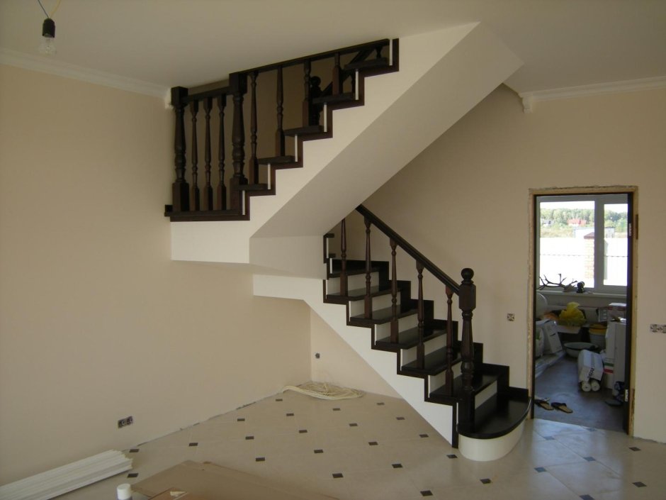 Лестница на второй этаж двухмаршевая с площадкой