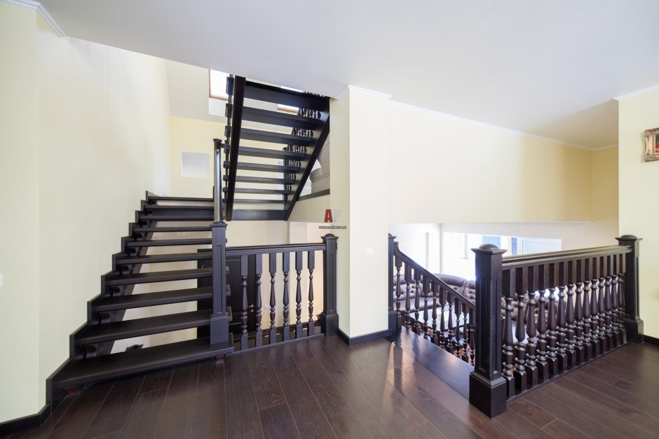 Перила на втором этаже в частном доме