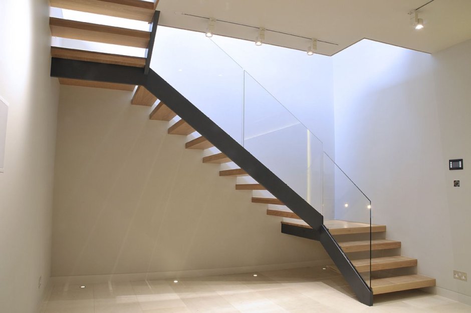 Лестница на тетивах из металла