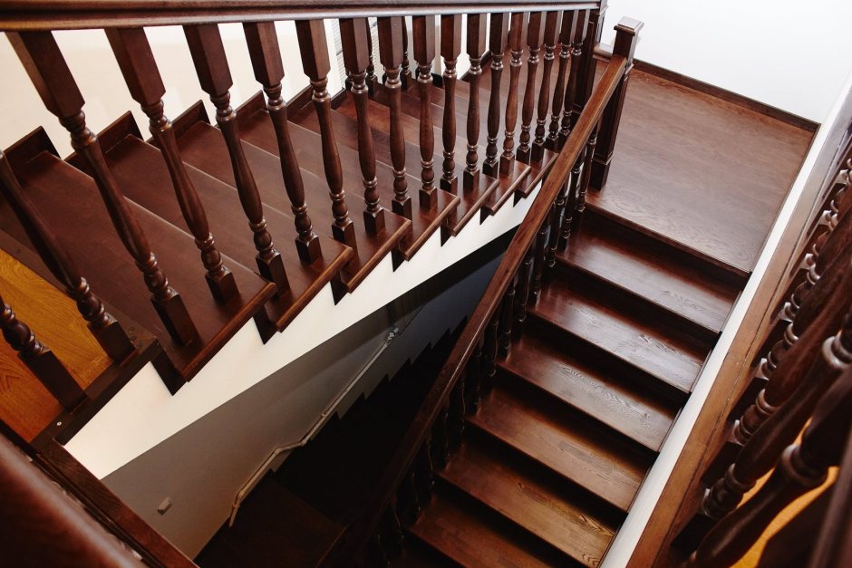 Лестница из темного дерева