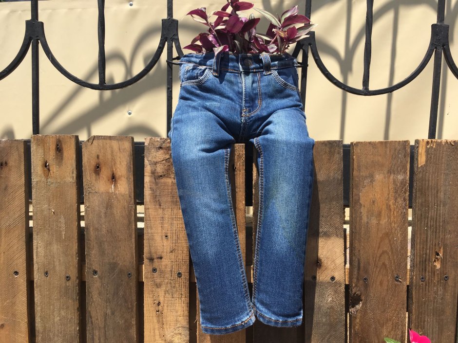 Клумба из джинсов