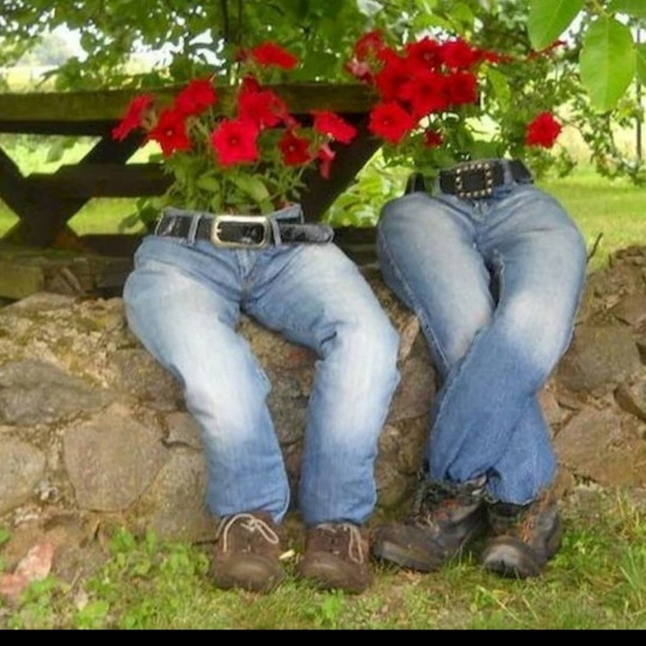 Клумба из штанов