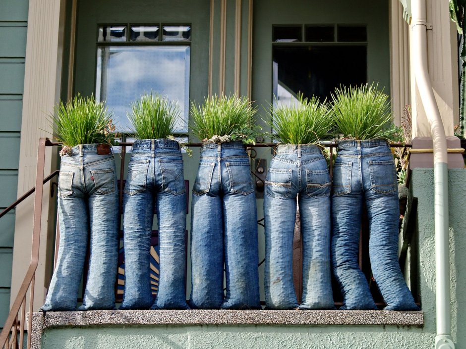 Клумба из старых джинсов