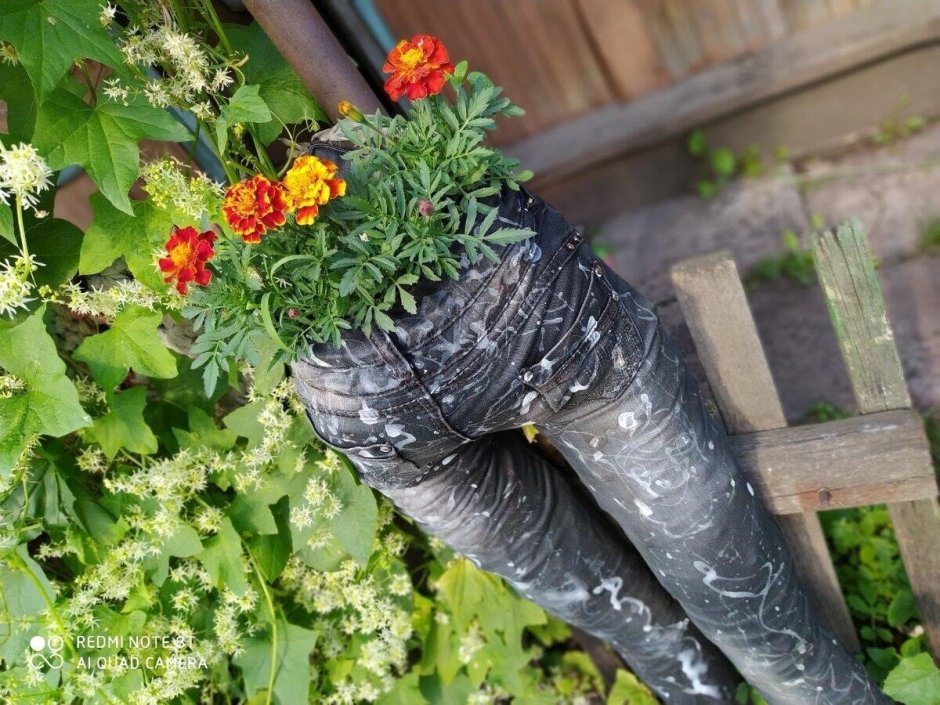 Цветник из джинсов