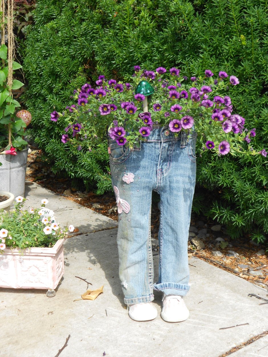 Клумба из джинс