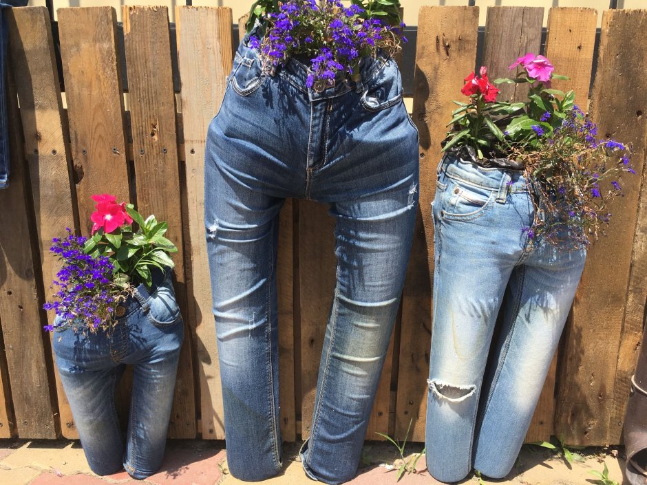 Клумба из старых джинсов