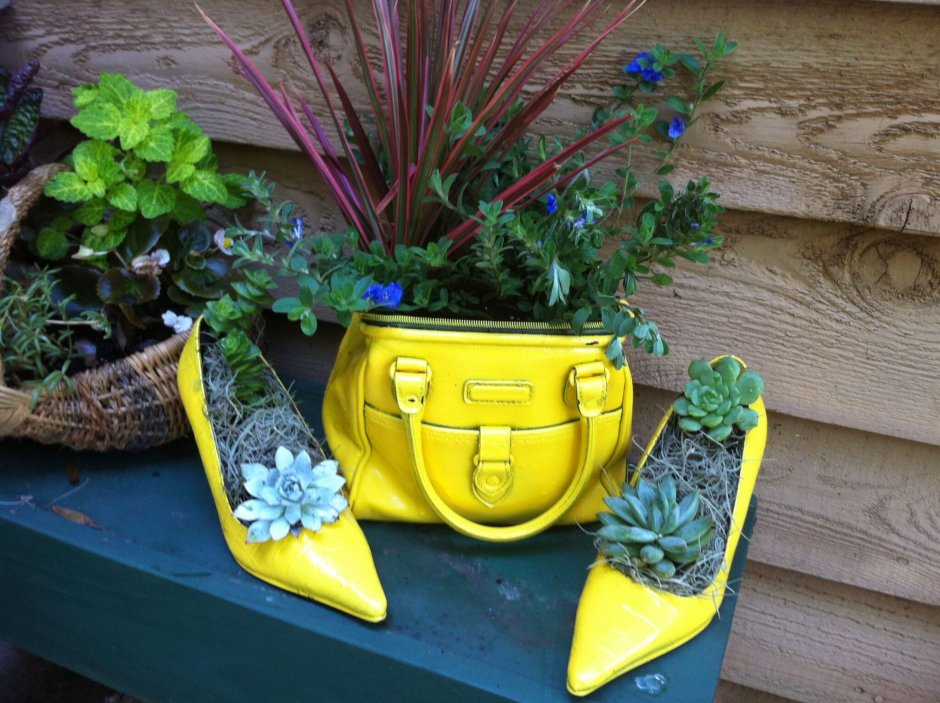 Клумбы из старой посуды