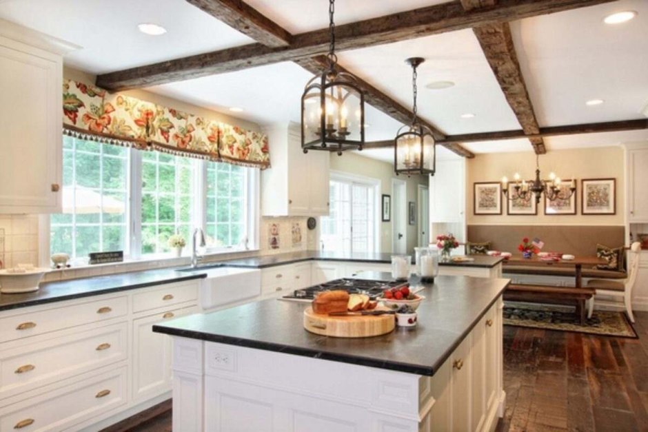 Кухня с балками на потолке