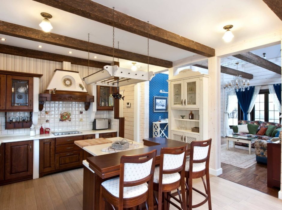 Кухня с балками на потолке