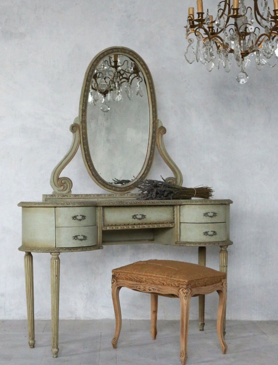 Старинный туалетный столик