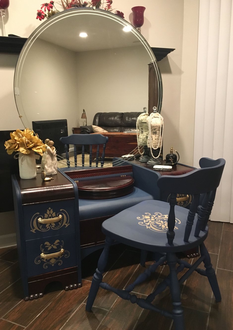 Трюмо с зеркалом в спальню для девочки