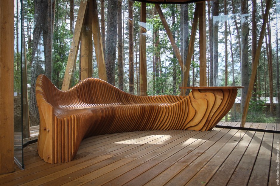 Деревянная скамья во дворе