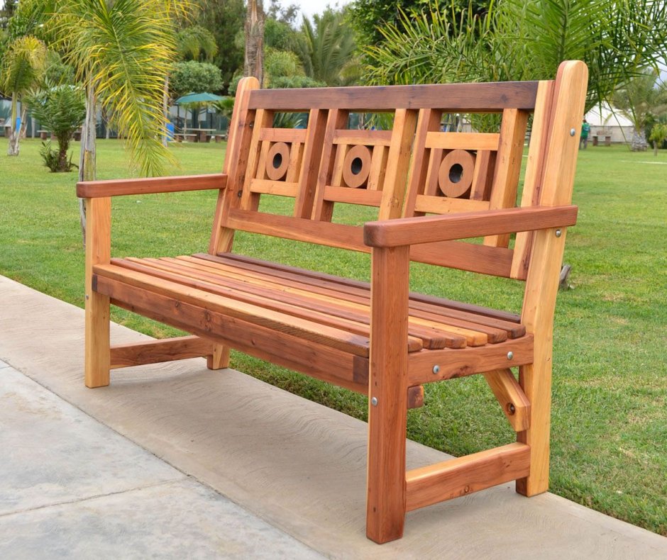 Старая деревянная скамья