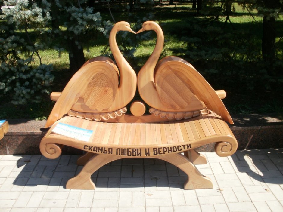 Резные скамейки из дерева