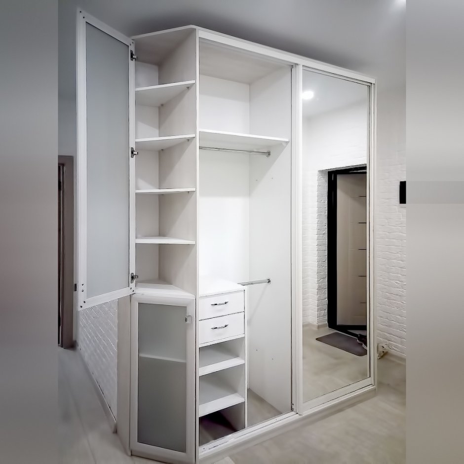 Угловой шкаф с открытыми полками