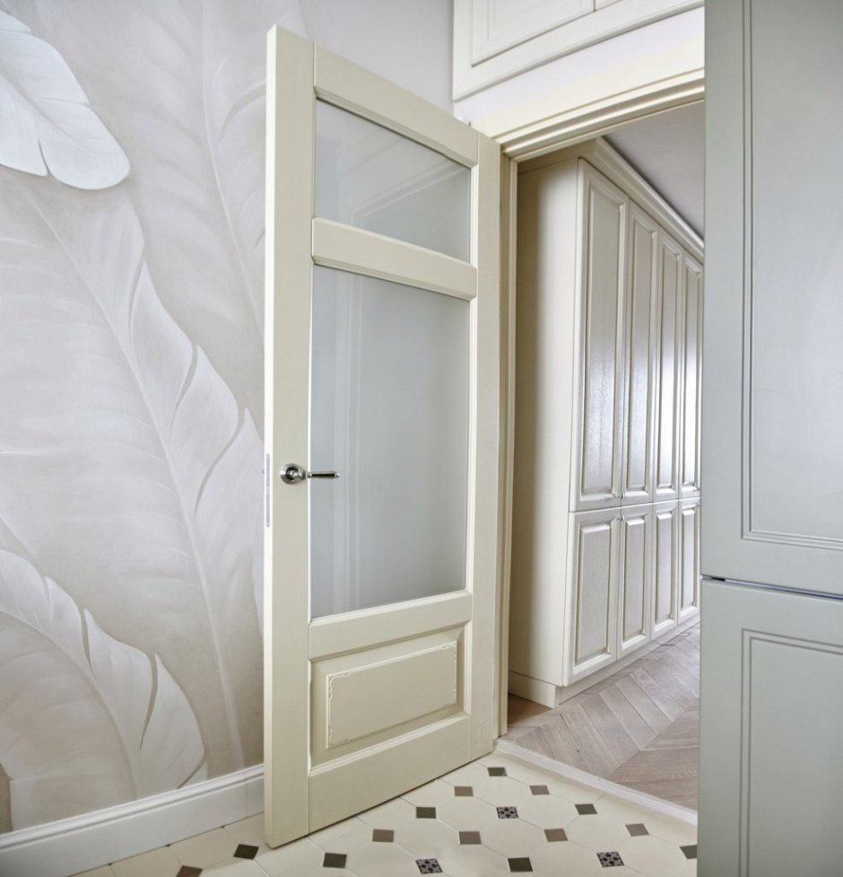 Бежевые двери в интерьере