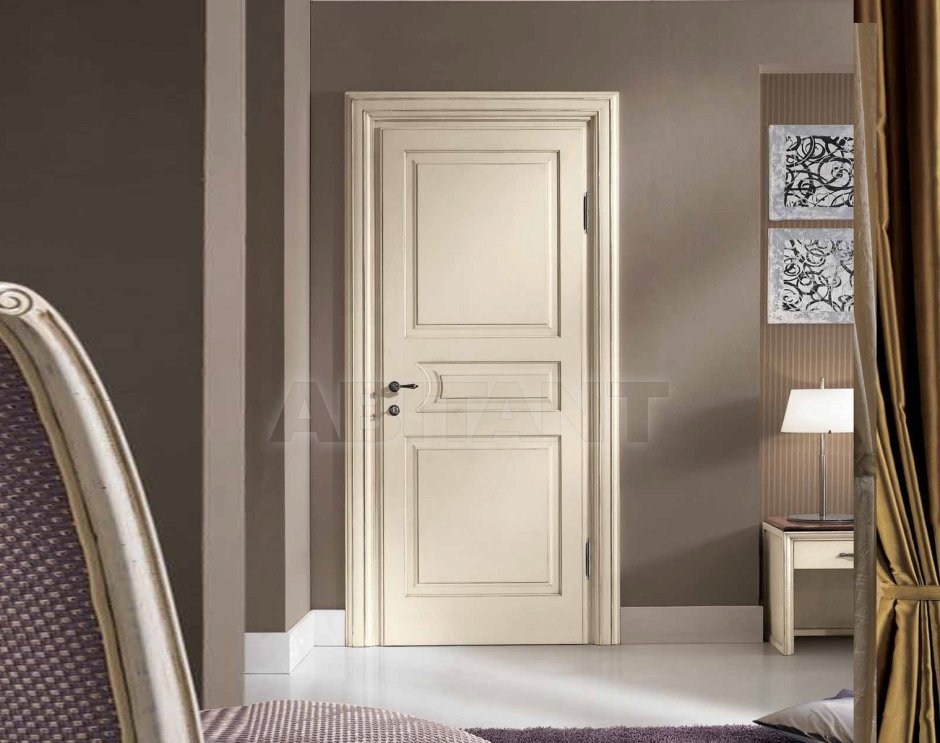Двери двери слоновой кости в интерьере