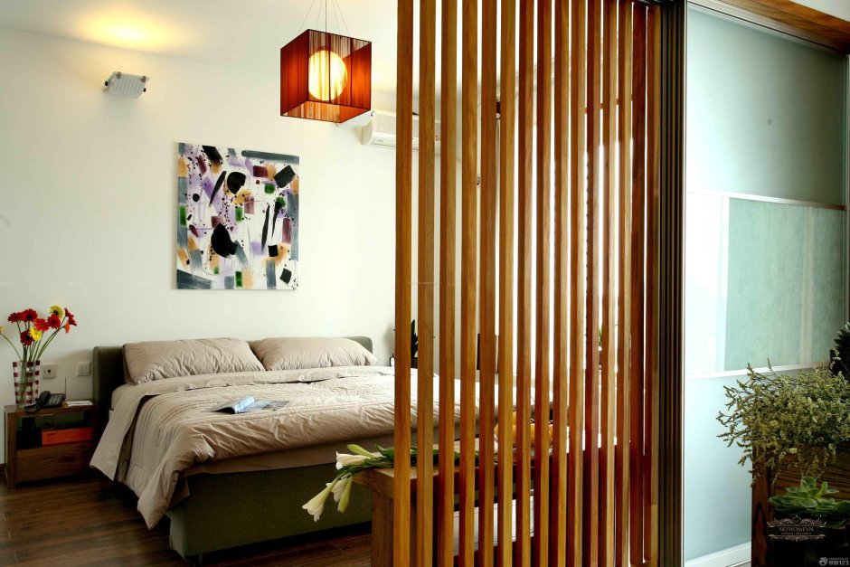 Деревянная перегородка для зонирования комнаты