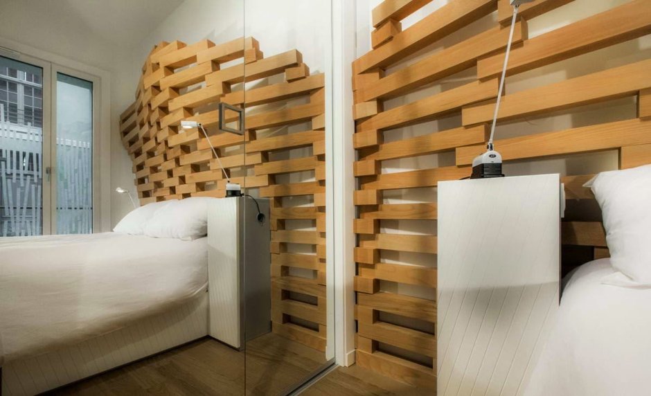 Стенка из деревянных брусков