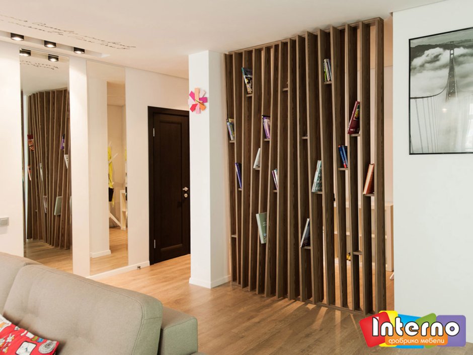 Деревянная перегородка с полками