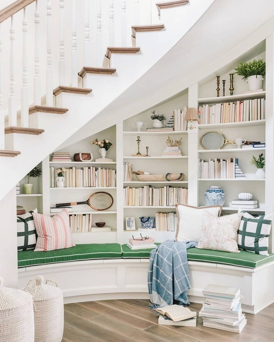 Диван под лестницей