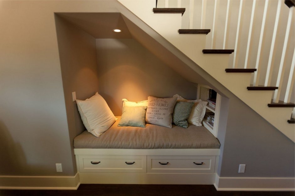 Интерьер гостиной с лестницей