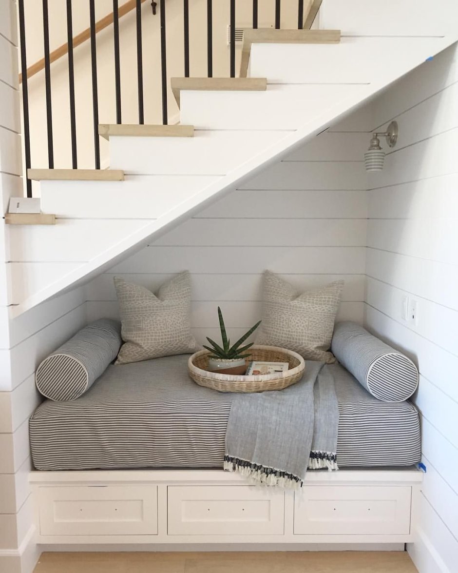 Спальное место под лестницей