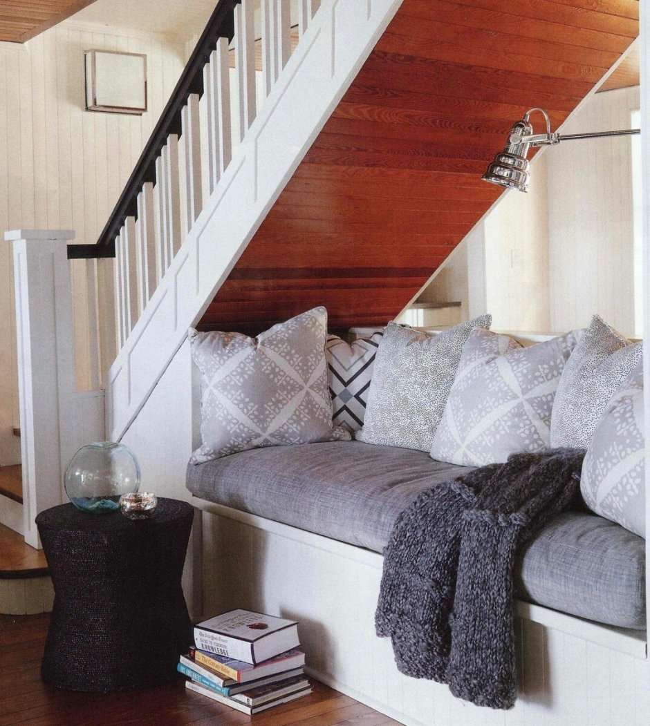 Стол под лестницей