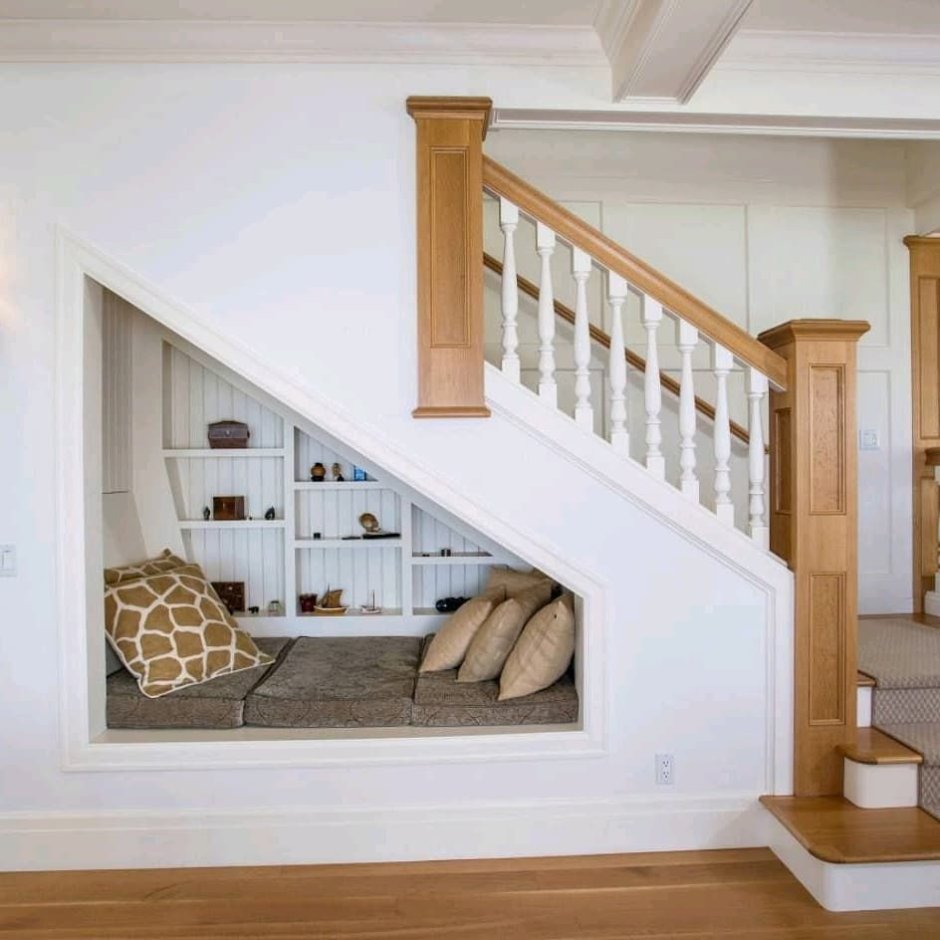 Кровать под лестницей