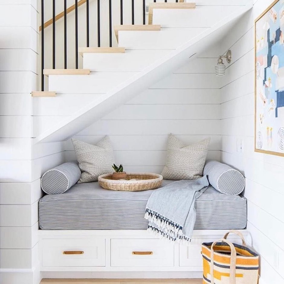 Обустройство пространства под лестницей