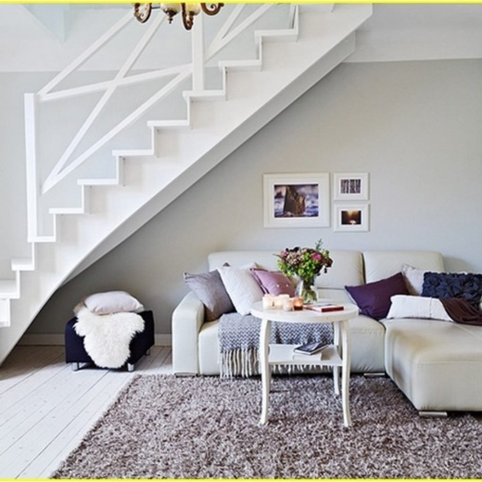Диван под лестницей в частном доме