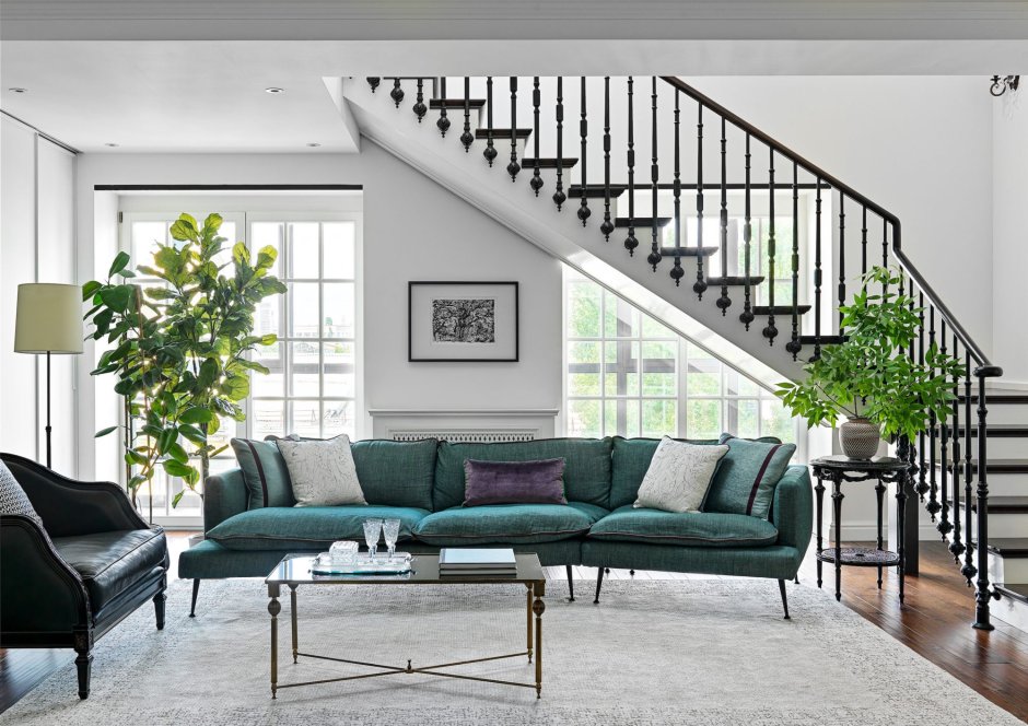 Диван под лестницей