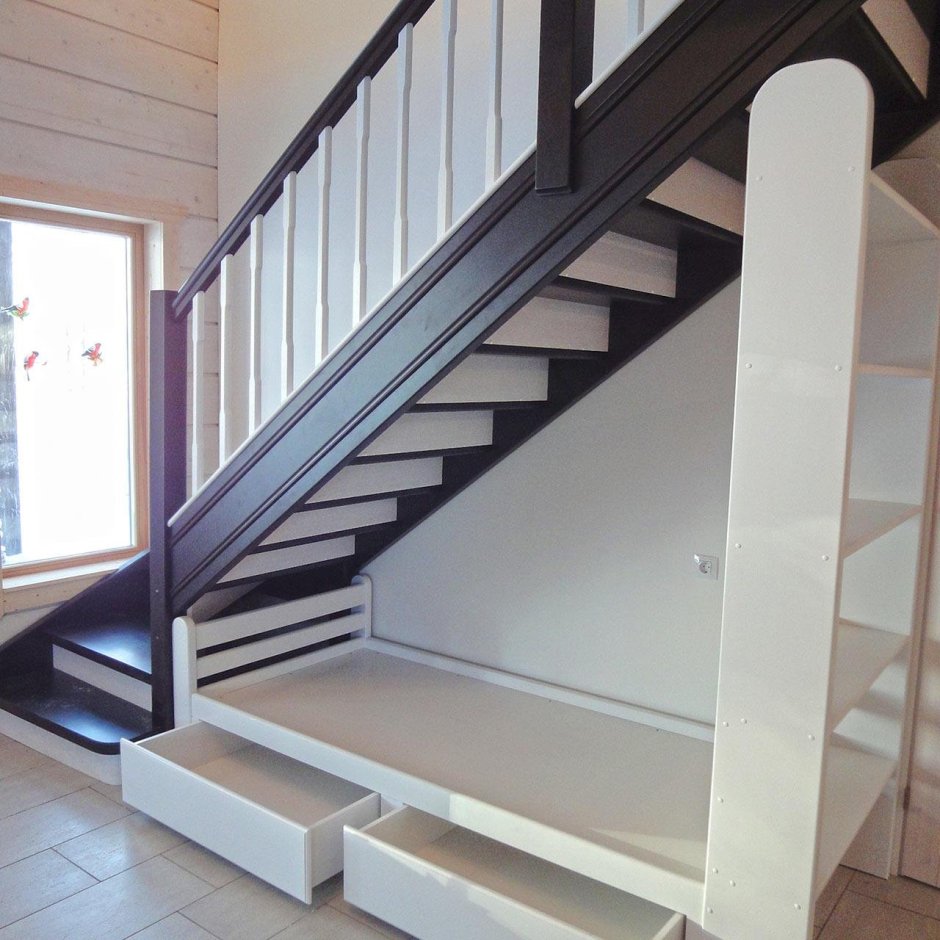 Комната под лестницей