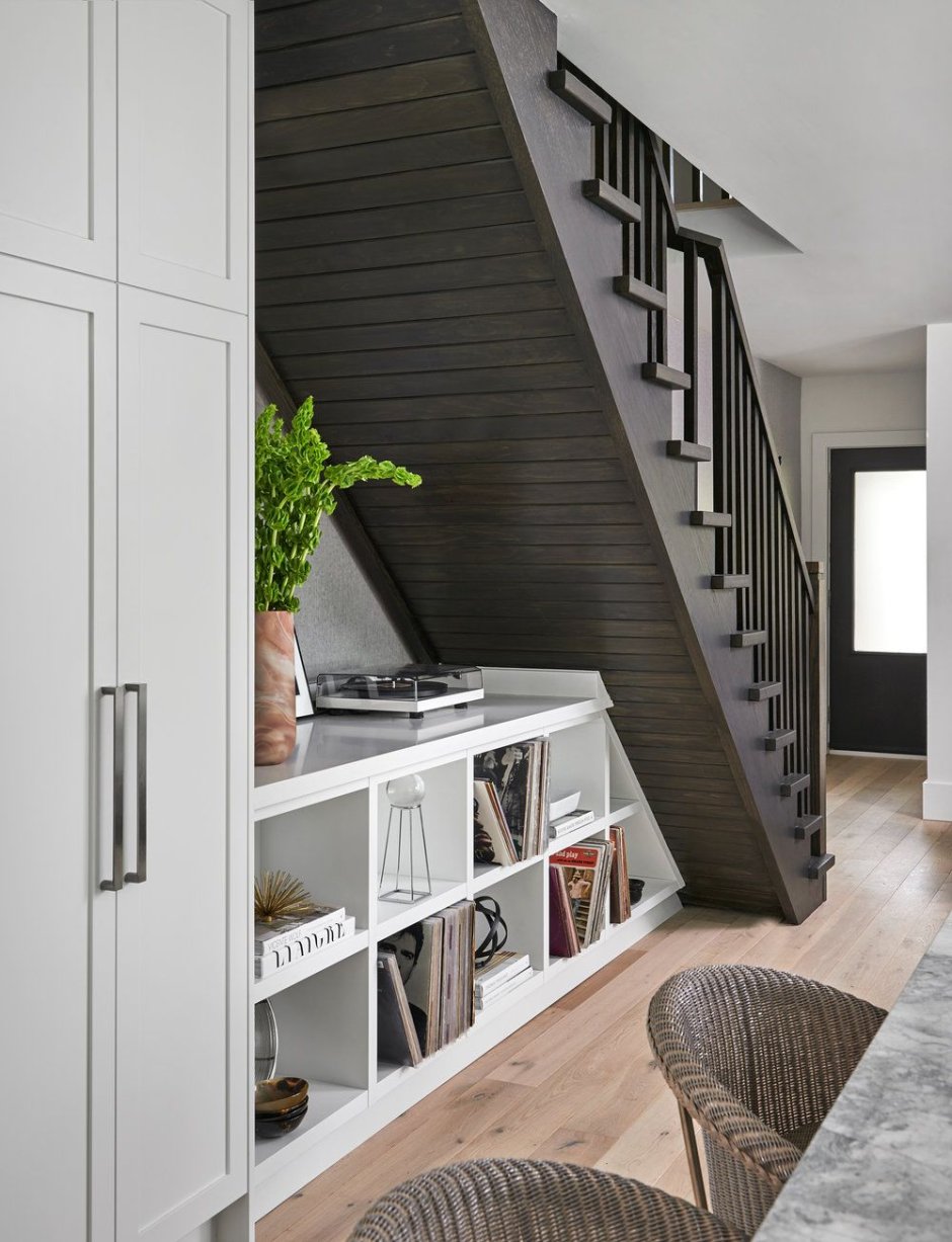 Диван под лестницей