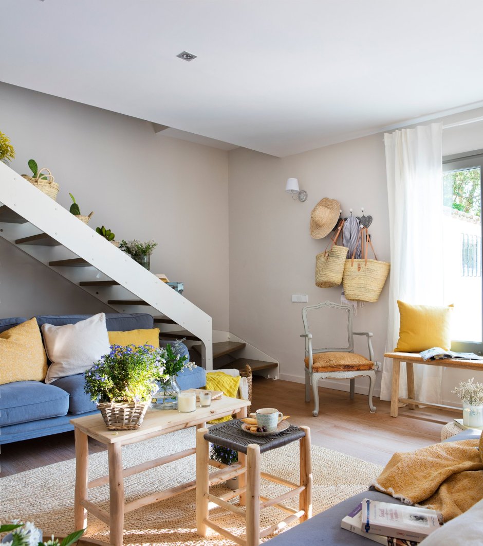 Диван под лестницей