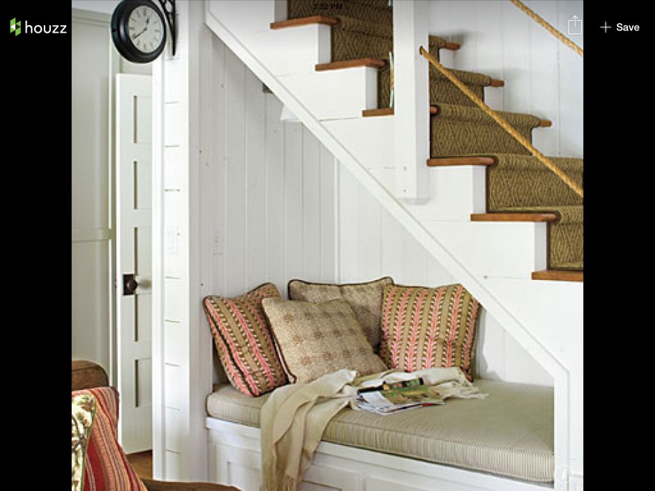 Гостиная с диваном под лестницей