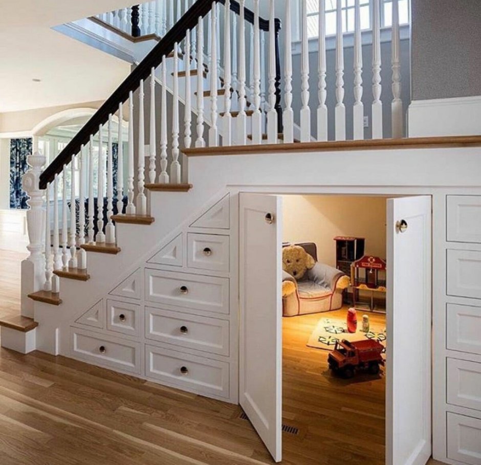 Отделка под лестницей