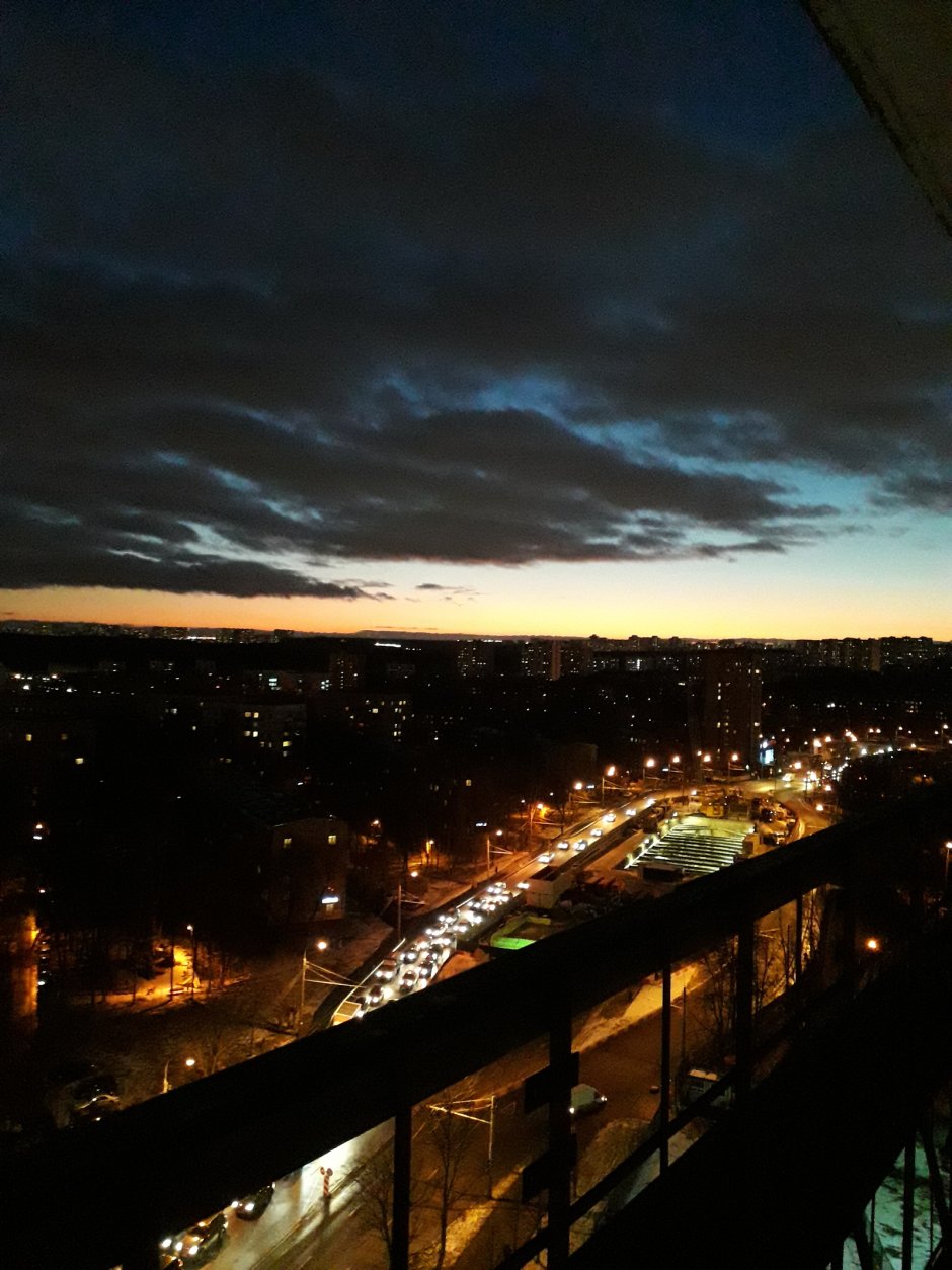 Красивый вид из окна на город