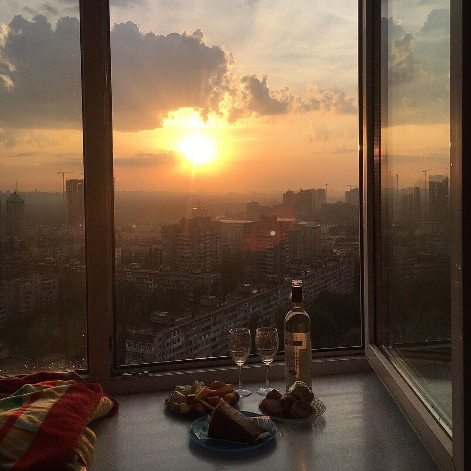 Девушка на балконе со спины