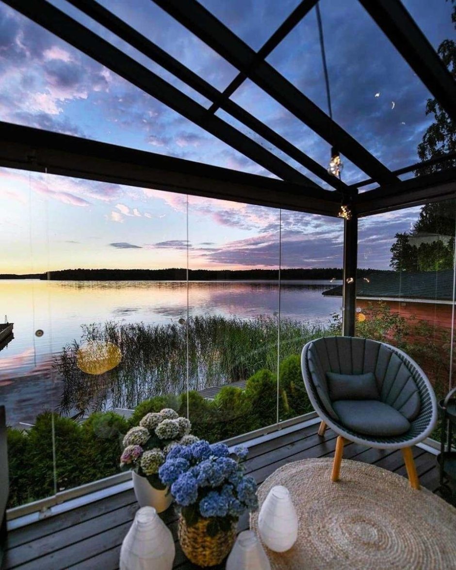 Девушка с видом на море